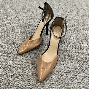 BCBGeneration BLACK & TAN HEELS-size 7.5